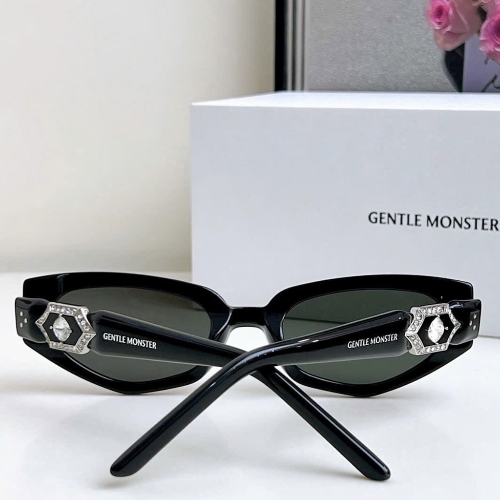 Kính Mát Gentle Monster Jewerly Ruvy Van 01 Màu Đen