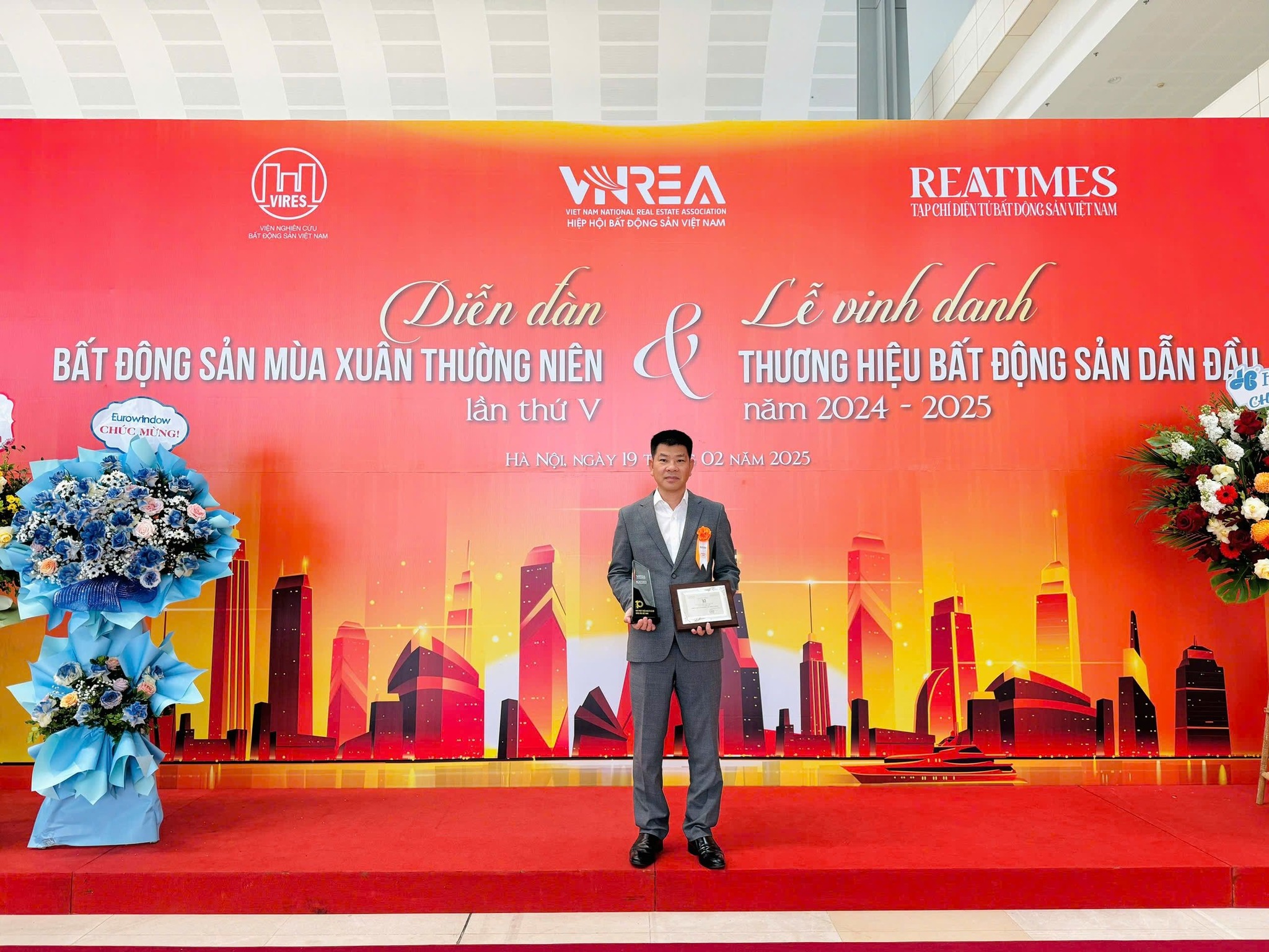 CÔNG TY TNHH TMXD LÊ THÀNH NHẬN GIẢI THƯỞNG TOP 10 NHÀ PHÁT TRIỂN NHÀ Ở XÃ HỘI HÀNG ĐẦU VIỆT NAM