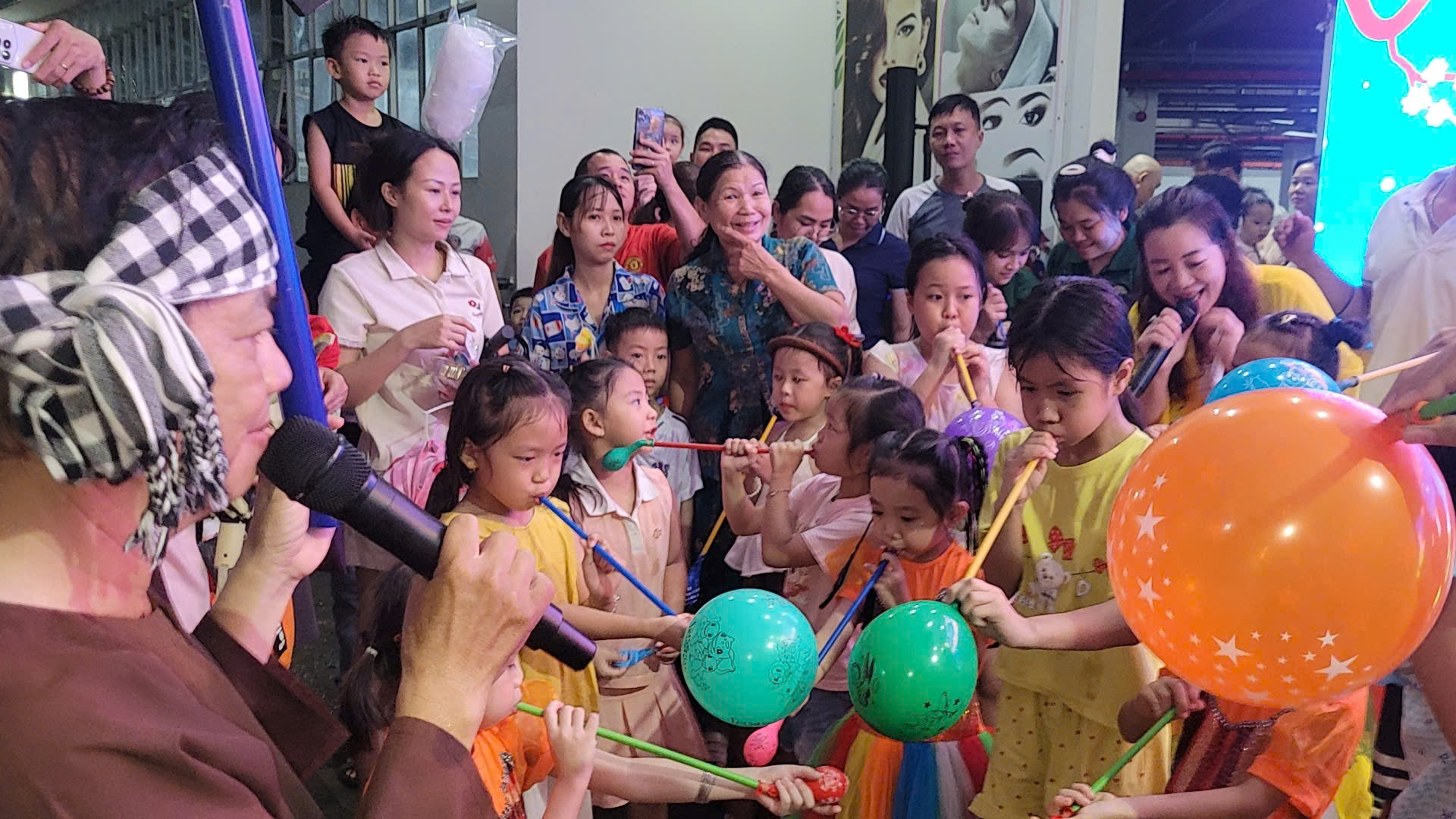 RẠNG RỠ NỤ CƯỜI TRẺ THƠ TRONG ĐÊM HỘI TRUNG THU LÊ THÀNH TÂN TẠO 1.