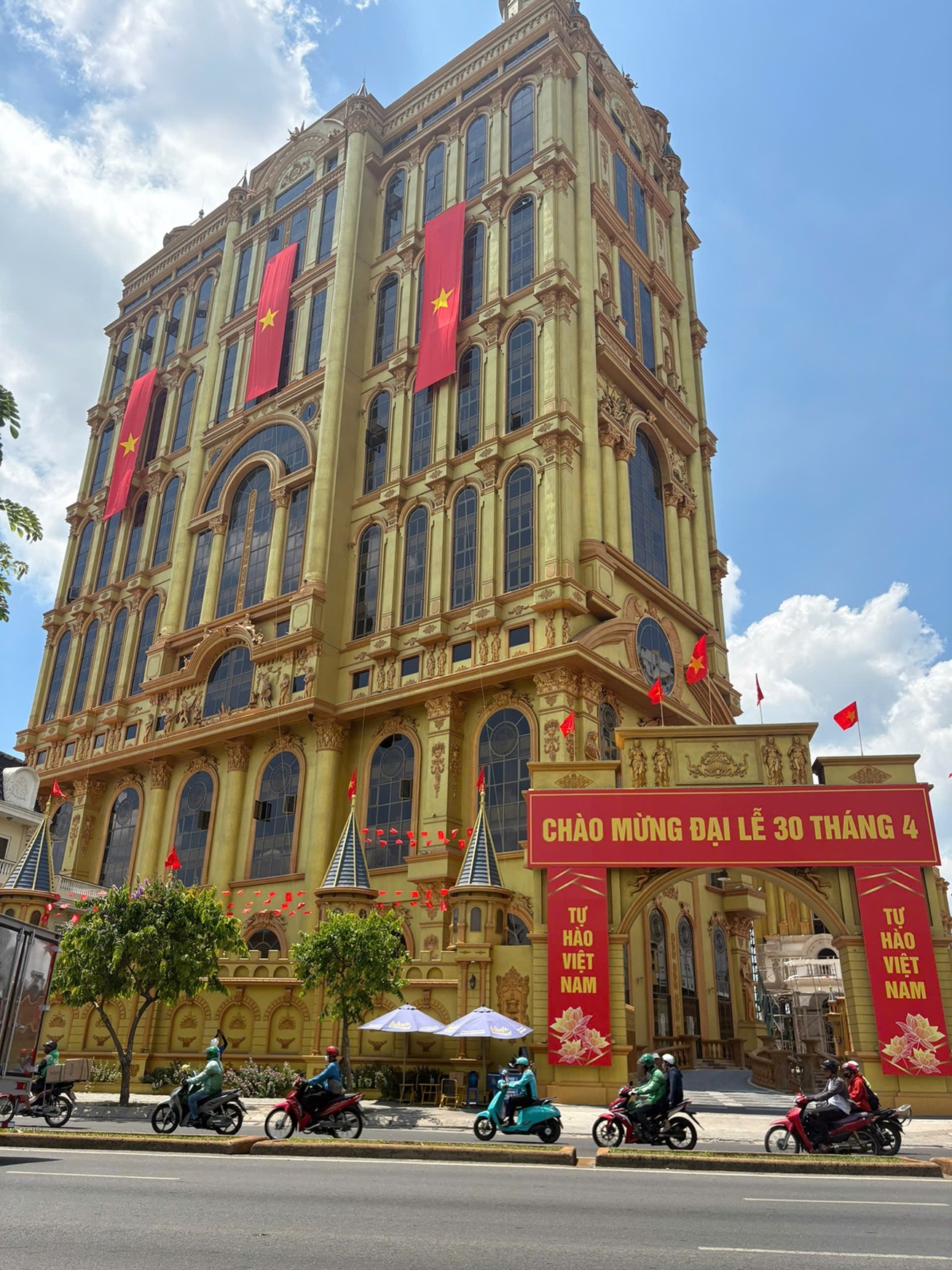 TỰ HÀO LÀ DÂN TỘC VIỆT NAM