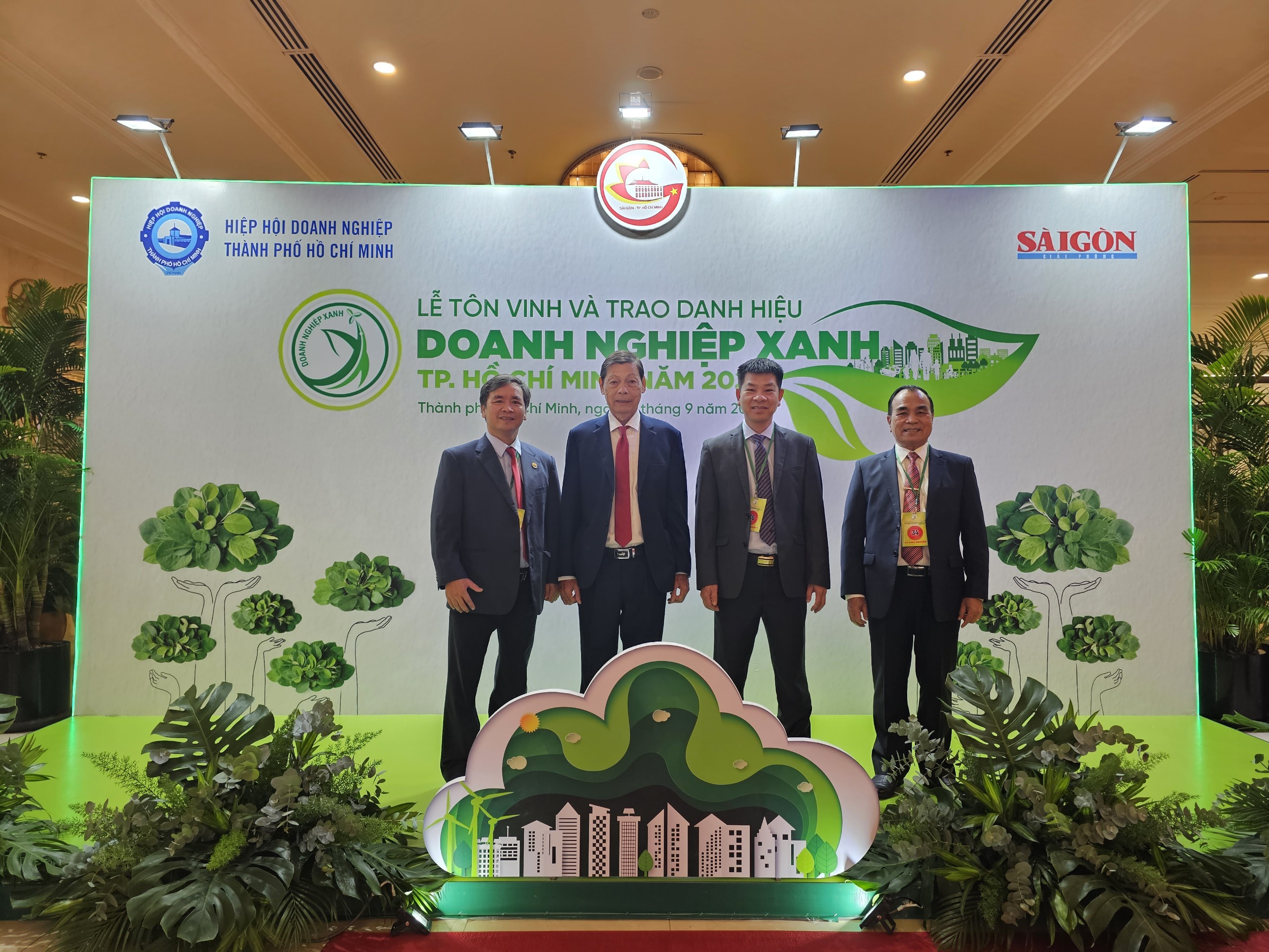 LÊ THÀNH - HÂN HẠNH NHẬN DANH HIỆU 