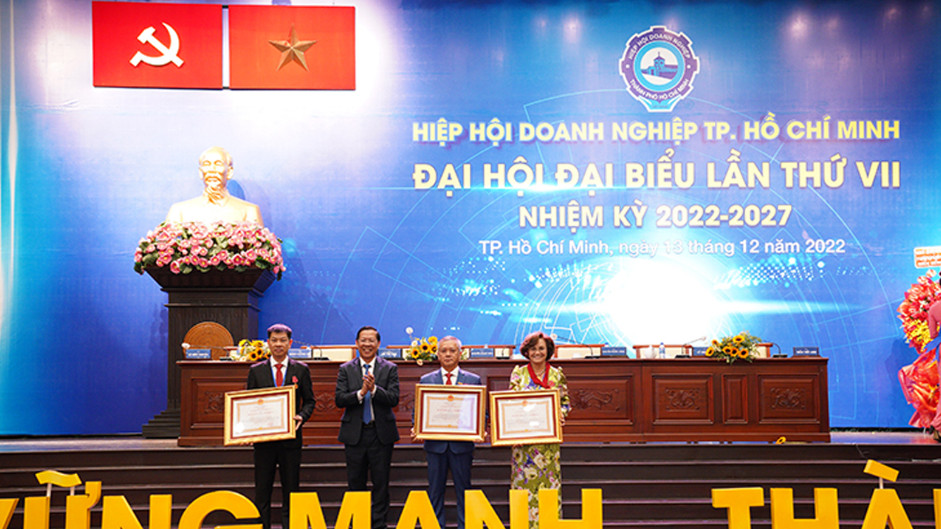 LÊ THÀNH - ÔNG LÊ HỮU NGHĨA ĐƯỢC TRAO HUÂN CHƯƠNG LAO ĐỘNG