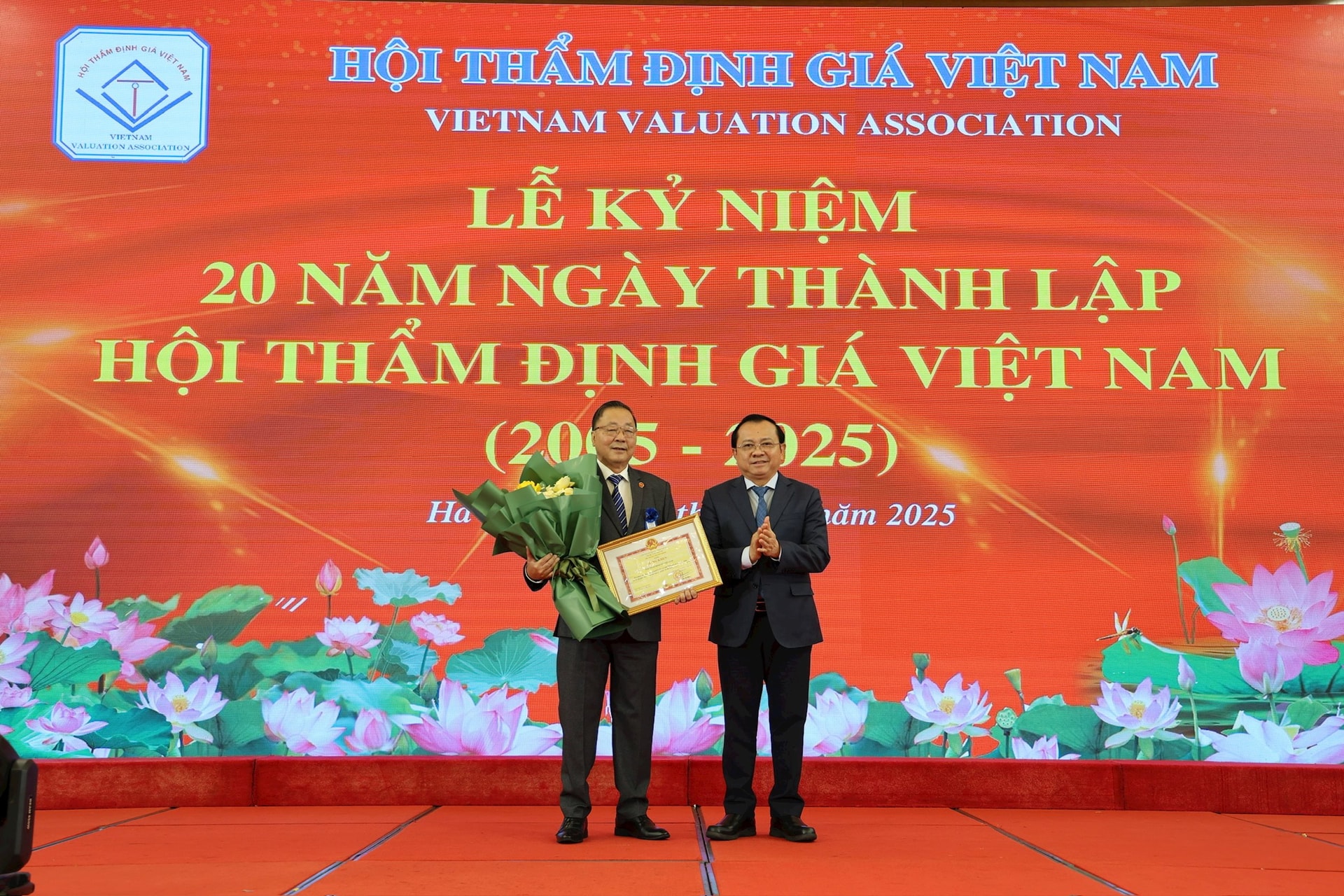 Bộ Tài chính tặng Bằng khen cho Hội Thẩm định giá Việt Nam và các cá nhân xuất sắc