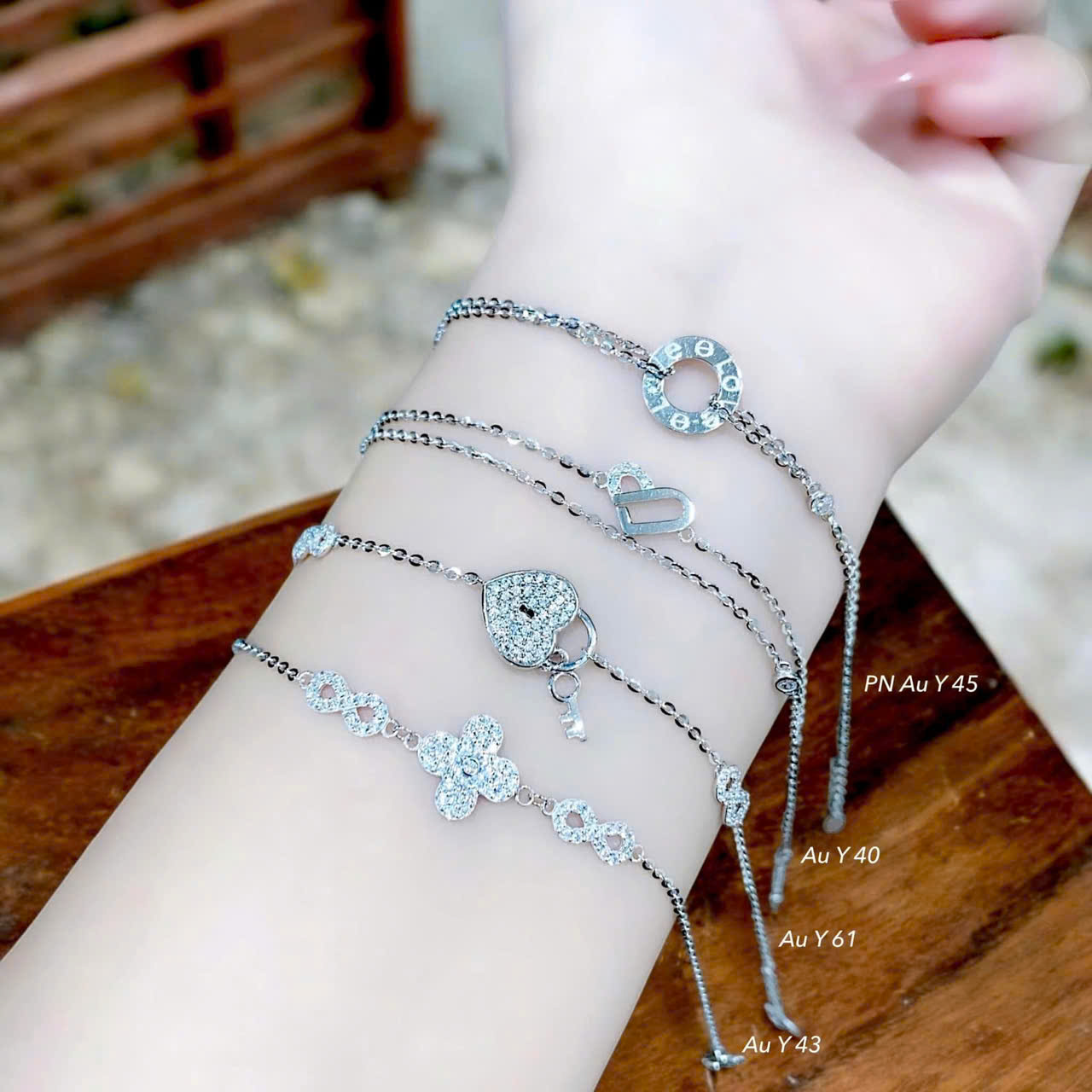 Lắc tay vàng trắng là gì? 5 lý do khiến bạn không thể bỏ qua