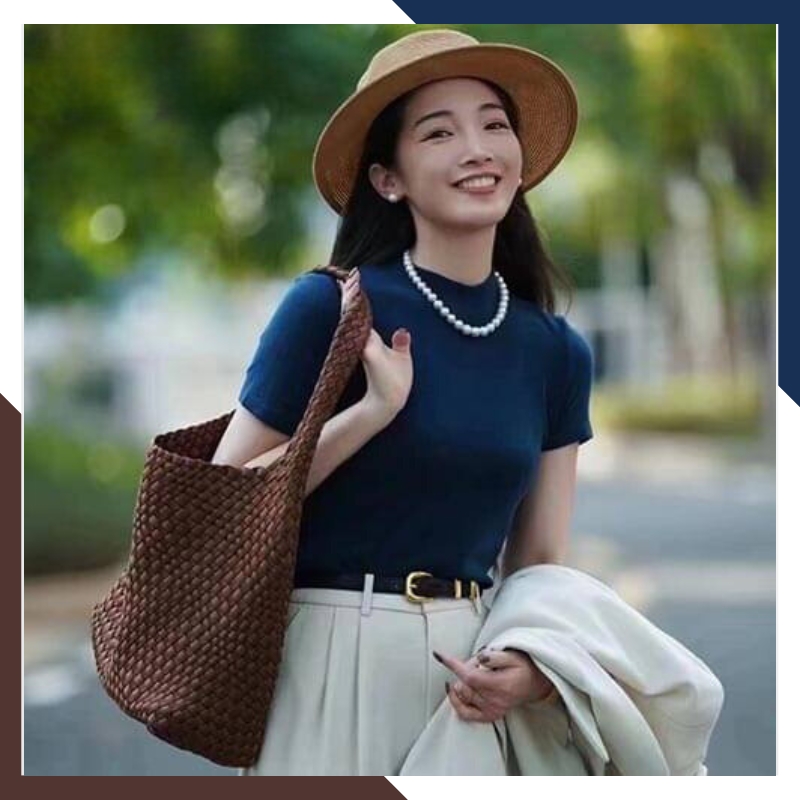Phối vòng cổ ngọc trai với áo thun
