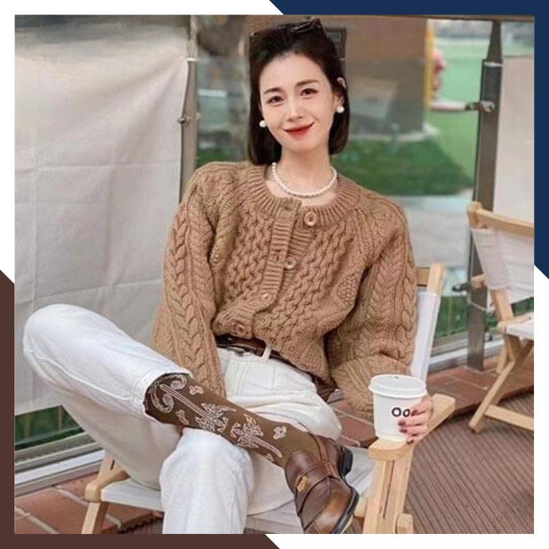 Phối vòng cổ ngọc trai với áo len