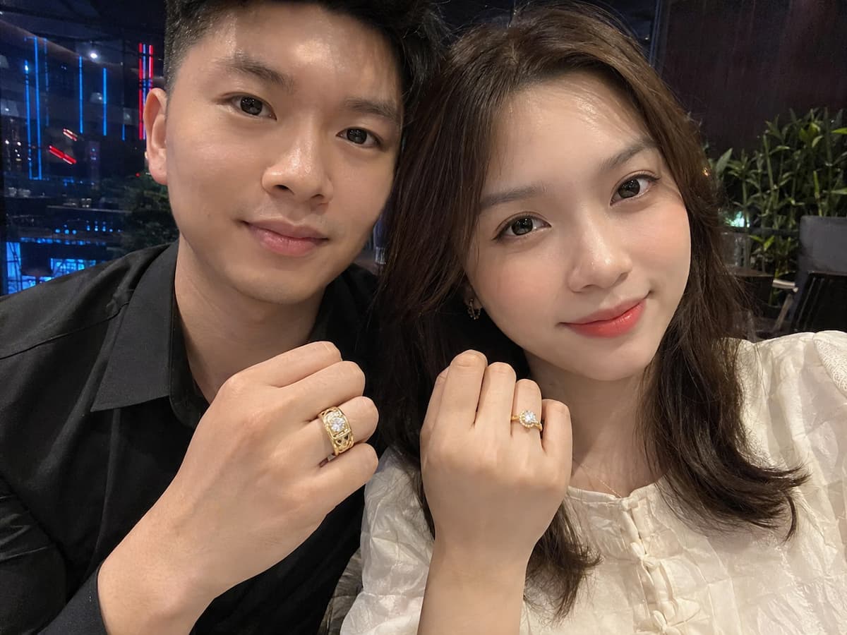 Anh Minh và Chị Hương đeo cặp nhẫn cưới vàng 10K NVCD167 với nhẫn nữ nổi bật và nhẫn nam bản vừa tay