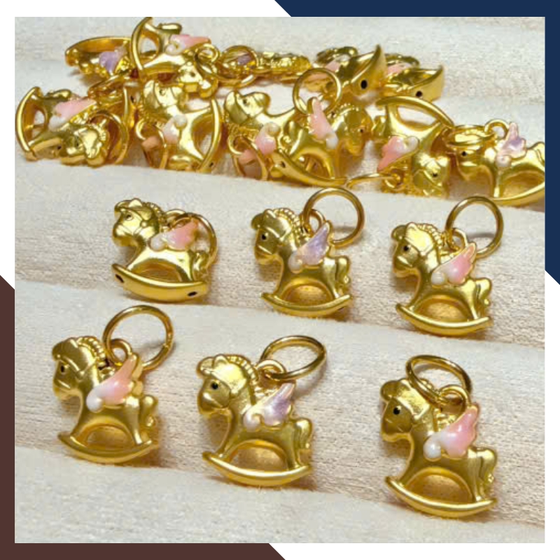 Bề mặt hoàn thiện của charm ngựa vàng 24K trên vòng VCHV93