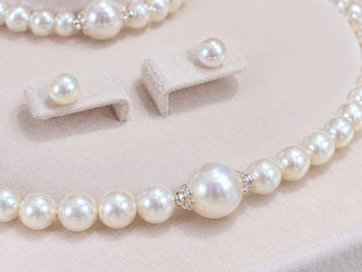 Ảnh cận bề mặt ngọc trai trắng trên BTSNT261, thể hiện ánh phản chiếu và đặc điểm bề mặt của hạt ngọc thật.