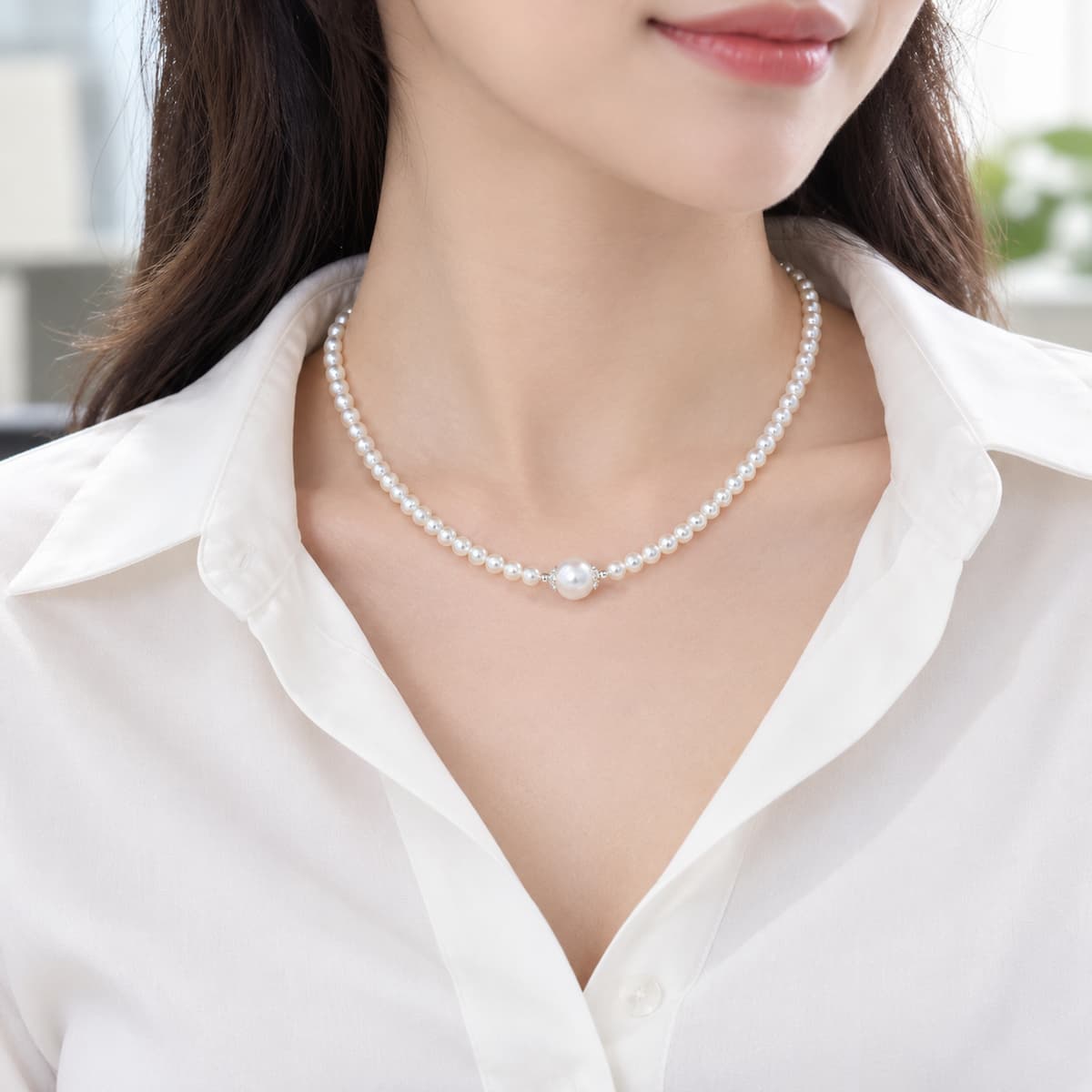 Người mẫu đeo vòng cổ ngọc trai BTSNT261 cùng áo sơ mi công sở, làm nổi bật chuỗi hạt nhỏ và viên ngọc trai trung tâm.