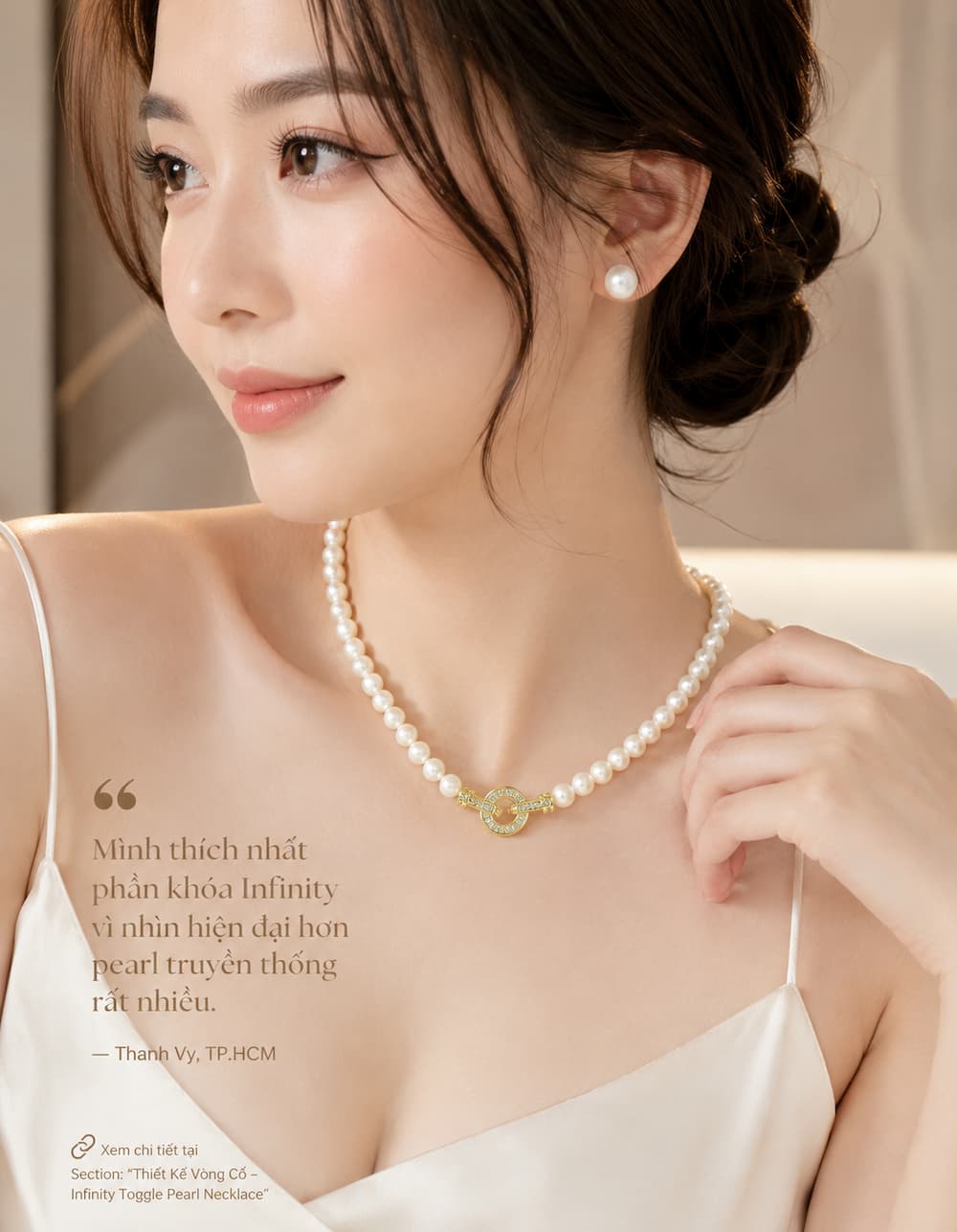 Khách hàng Thanh Vy đeo Bộ Trang Sức Ngọc Trai BTSNT258 với khóa Infinity Toggle hiện đại giúp pearl trẻ và sang hơn