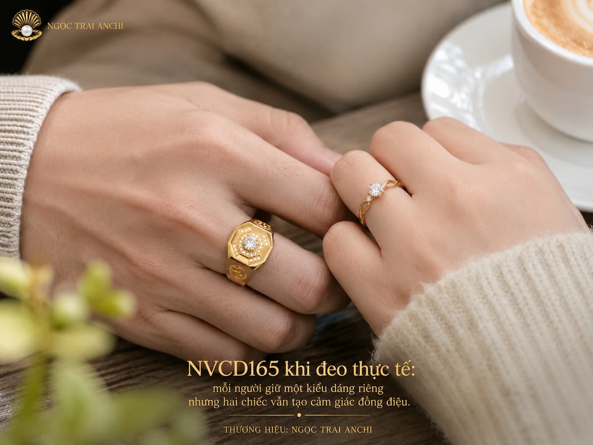 Cặp nhẫn cưới vàng 10K NVCD165 khi đeo trên tay nam nữ trong bối cảnh đời thường