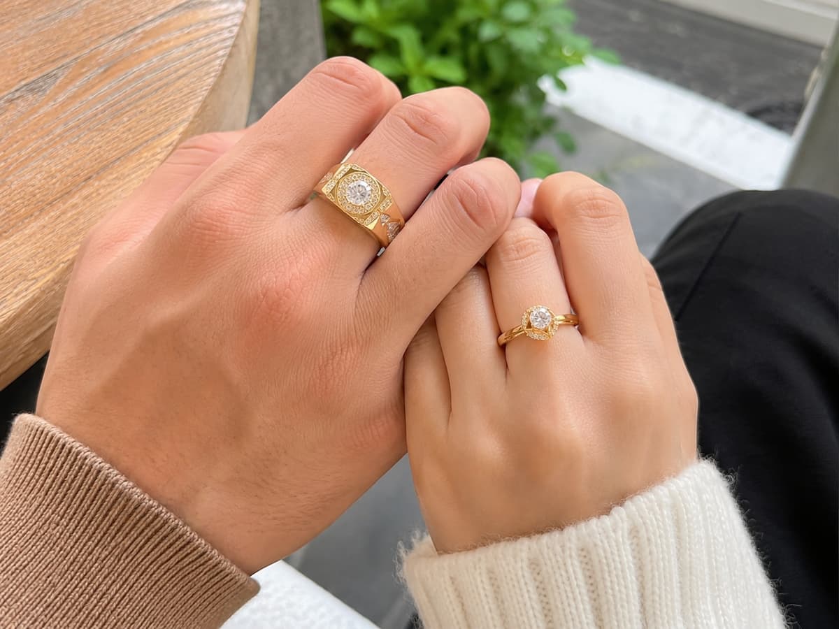 Cặp nhẫn cưới NVCD166 đeo hàng ngày với nhẫn nam bản lớn và nhẫn nữ thanh mảnh