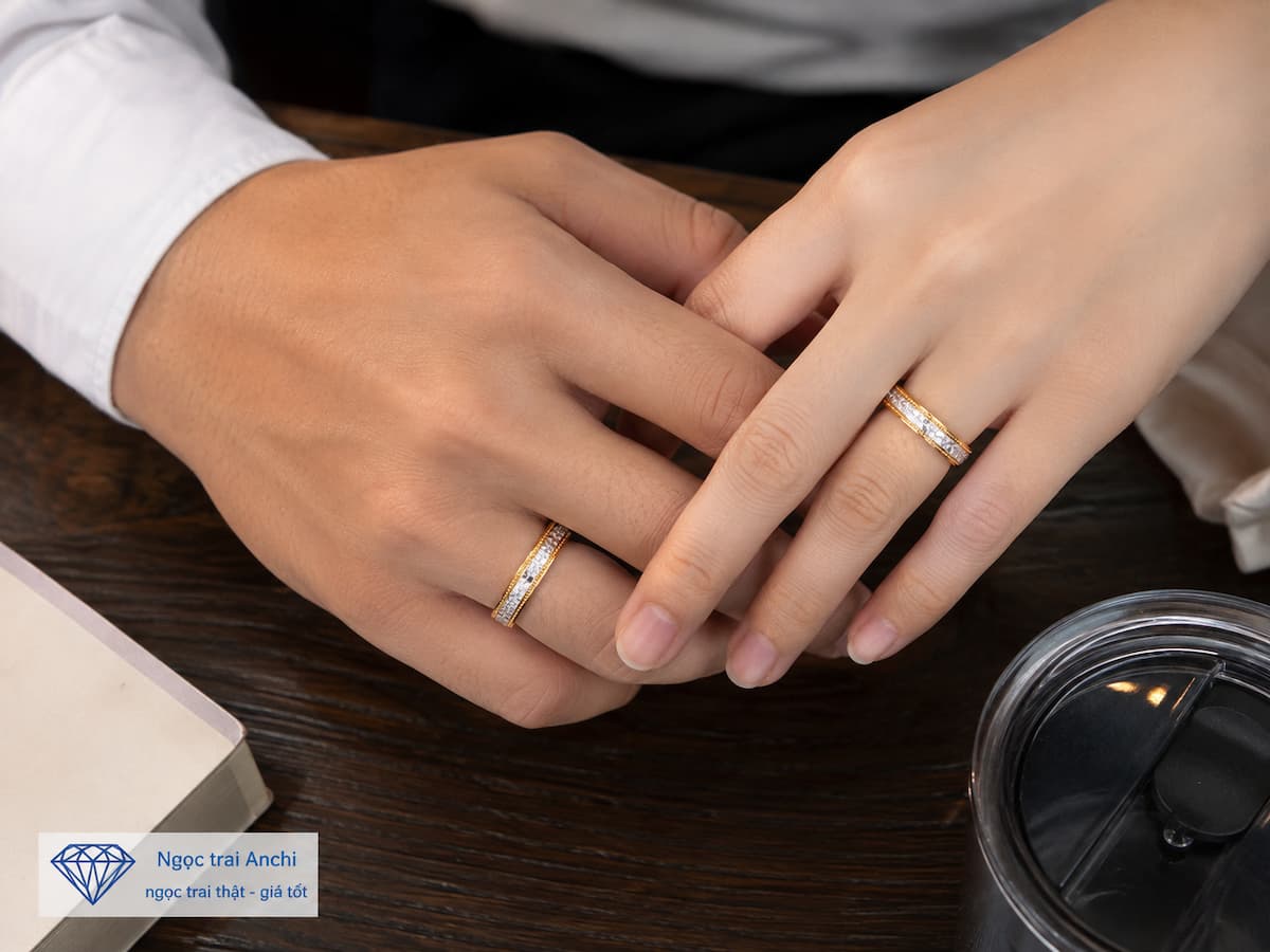 Cặp nhẫn cưới NVCD168 đeo trên tay nam nữ với kiểu dáng bản thanh hai tông màu