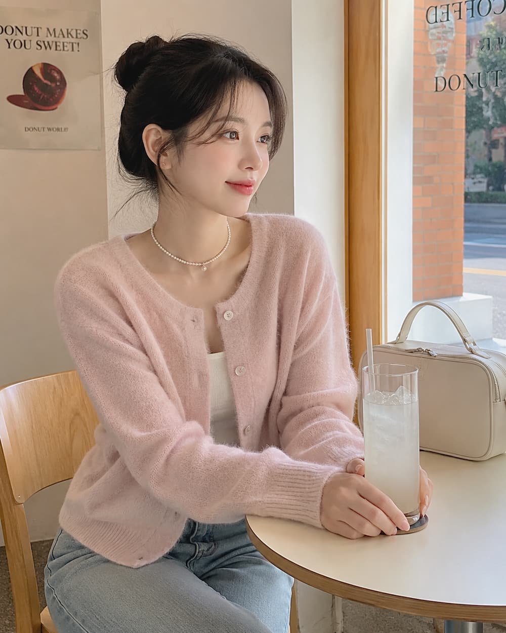 outfit cardigan phối choker ngọc trai phong cách Hàn Quốc nhẹ nhàng và trẻ trung