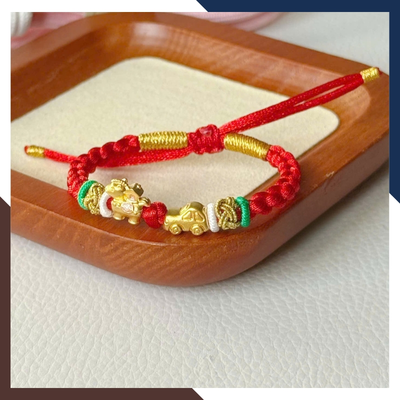 Cấu trúc charm ngựa vàng và dây chỉ đỏ của vòng VCHV93