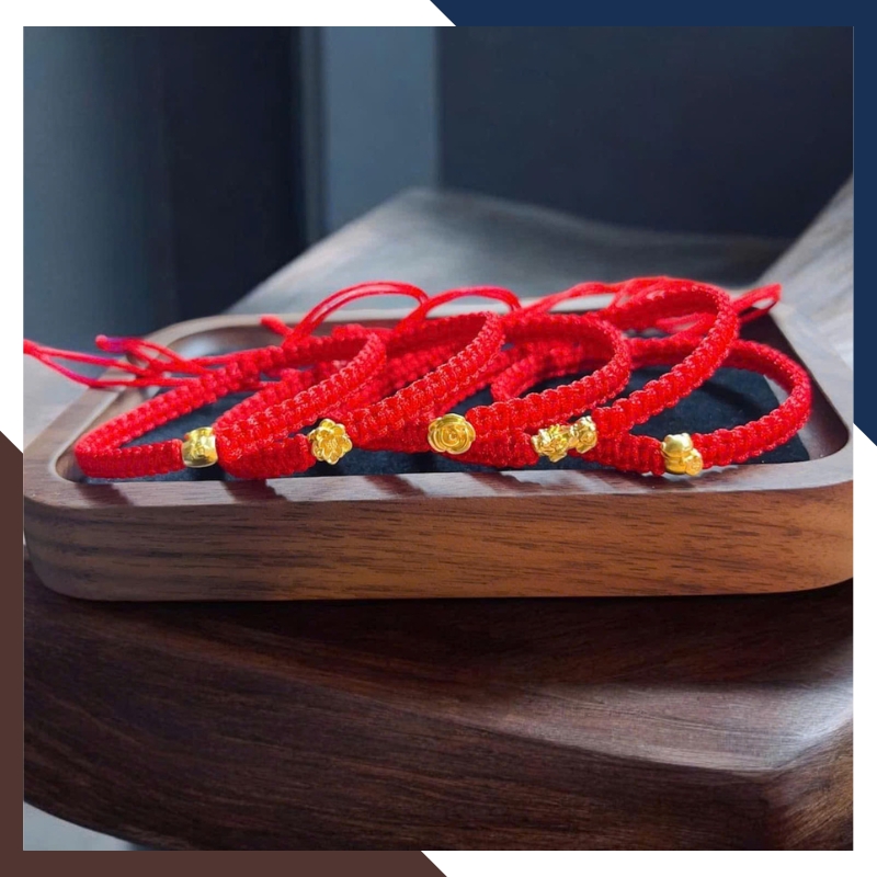 Charm vàng được hoàn thiện và phối dây thủ công trước khi giao