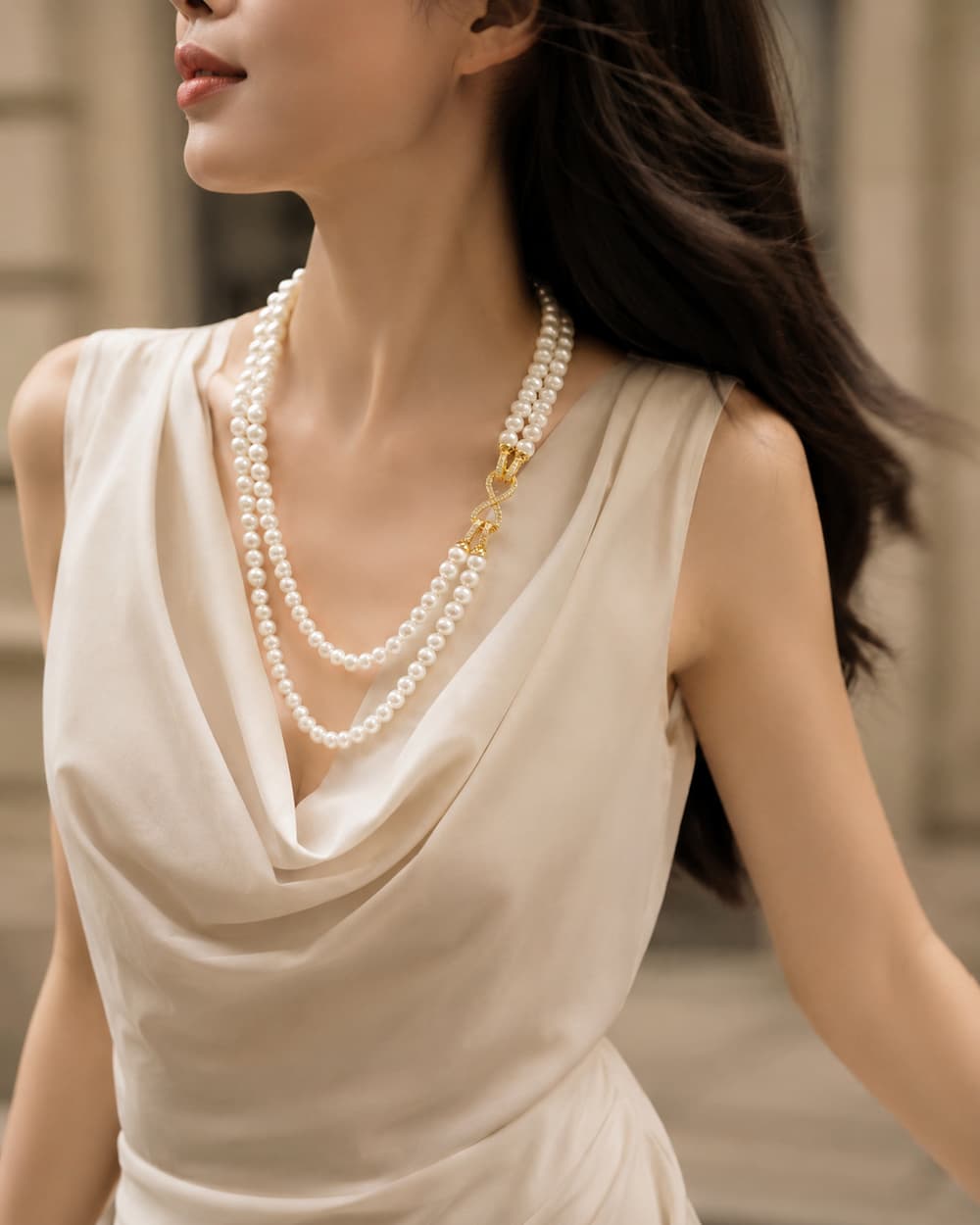 Hiệu ứng chuyển động mềm của vòng cổ ngọc trai layering VCNT193 khi đeo thực tế