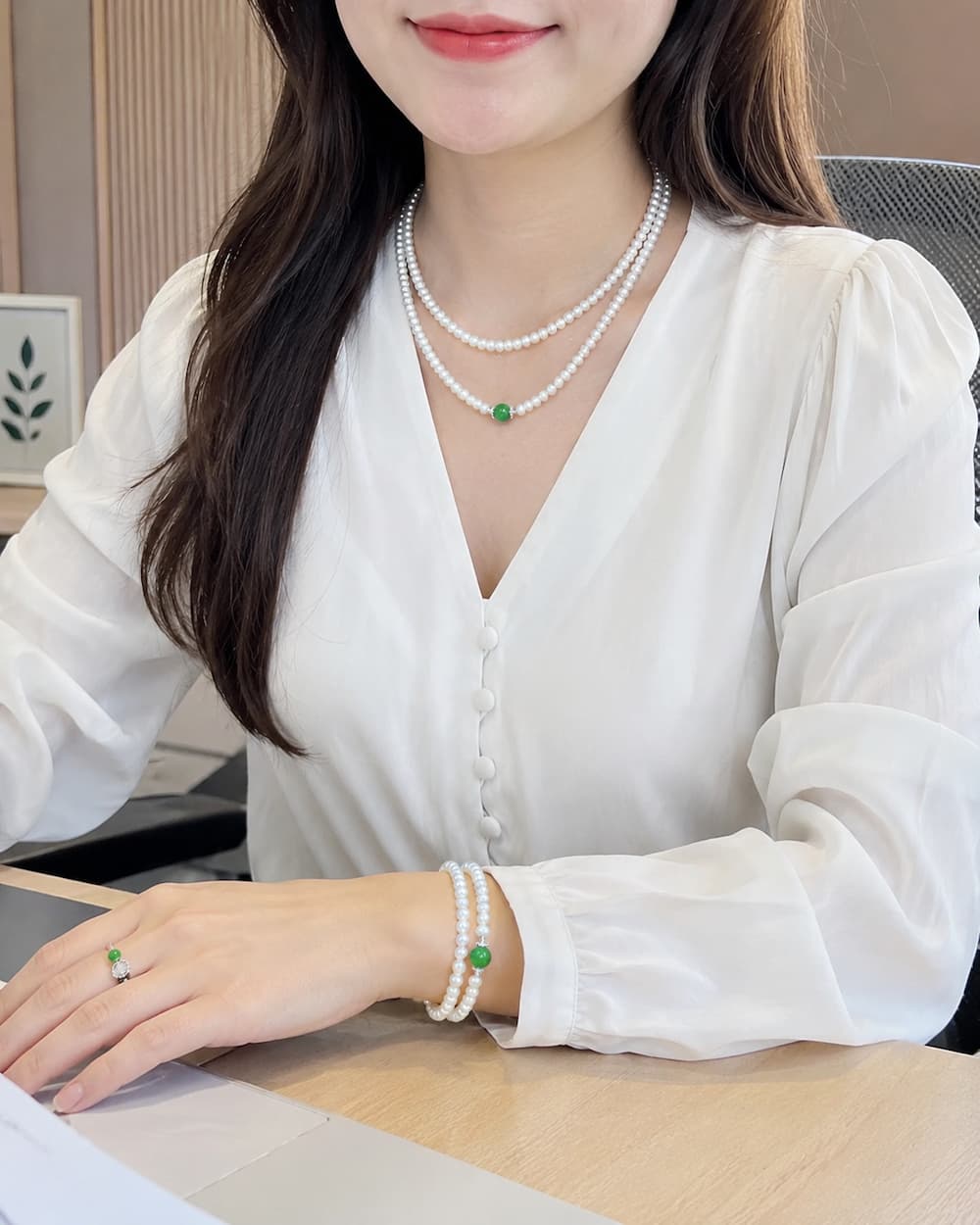 Khách hàng đeo thực tế bộ trang sức ngọc trai BTSNT252 phong cách office elegance