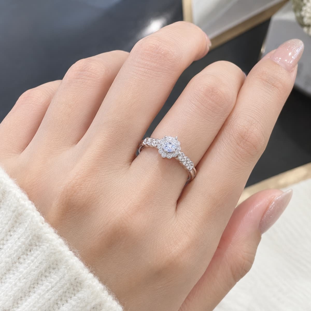 Khách hàng đeo nhẫn cầu hôn vàng trắng 10K NVCH007 Mẫu Kim Tiền Chuỗi với hoa văn liên hoàn trên vai nhẫn