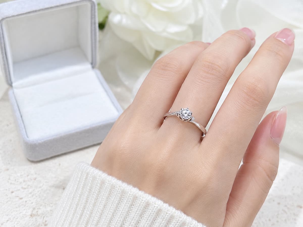 Khách hàng thực tế đeo nhẫn cầu hôn vàng trắng 10K Solitaire NVCH001 - mẫu 2