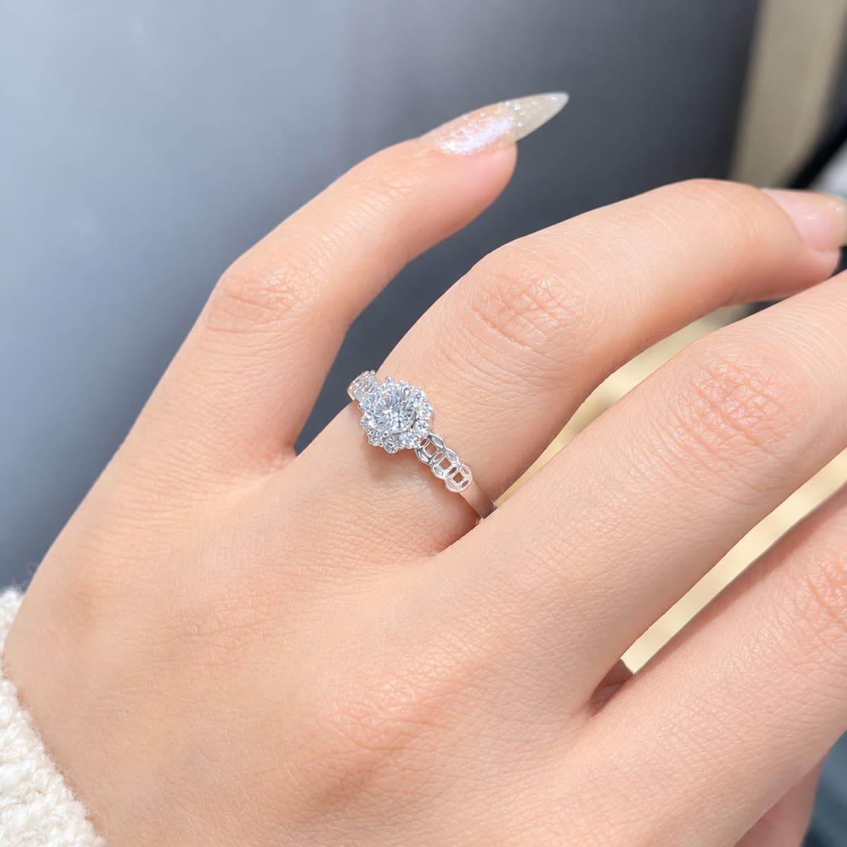 Khách hàng thực tế đeo mẫu 1 nhẫn cầu hôn vàng trắng 10K Halo NVCH002