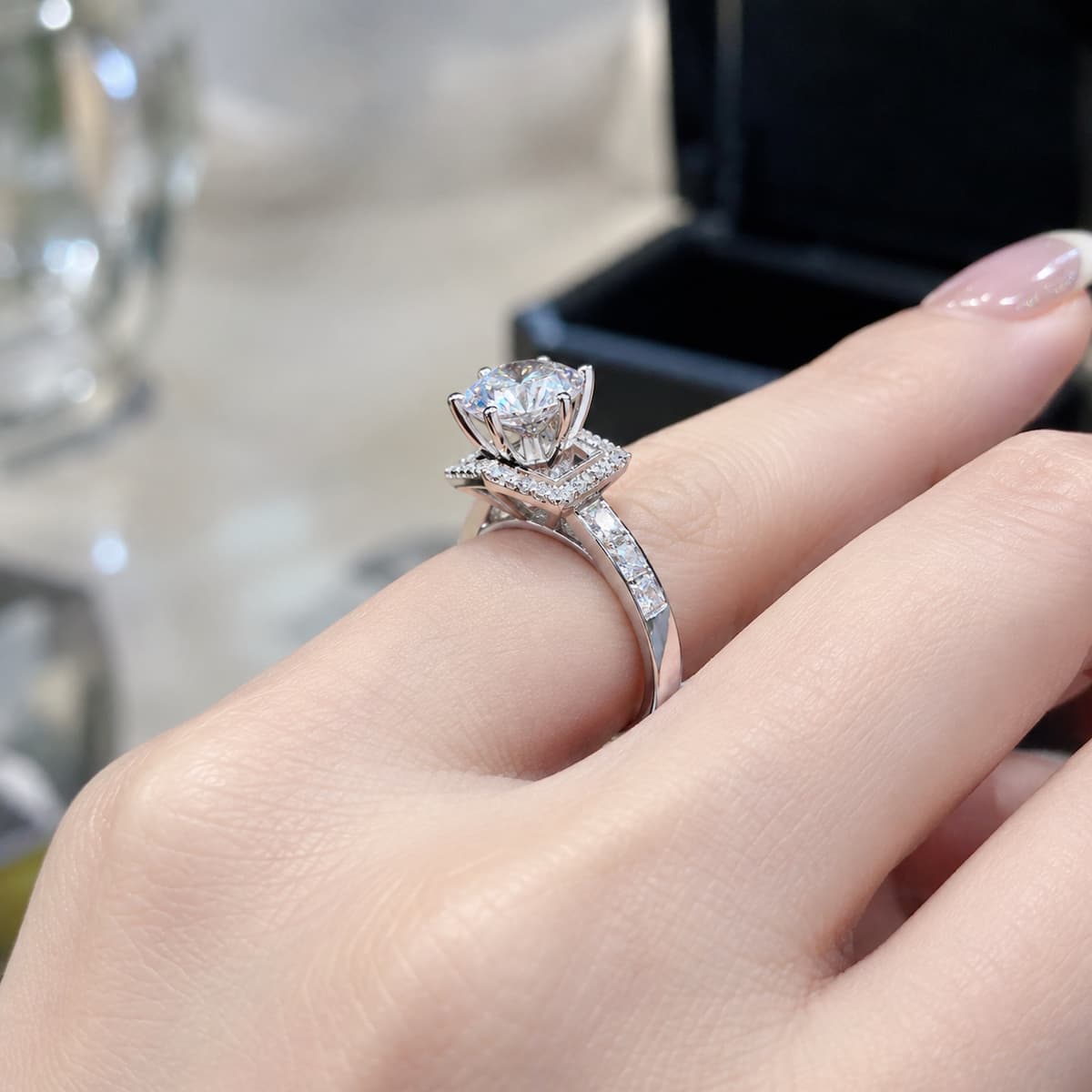 Khách hàng thực tế đeo nhẫn cầu hôn NVCH003 góc nghiêng, thể hiện đầu nhẫn nâng cao và cấu trúc Solitaire