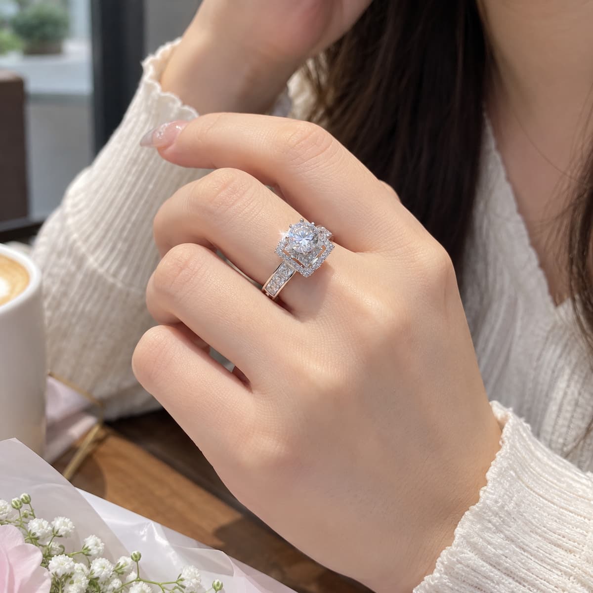 Khách hàng thực tế đeo nhẫn cầu hôn vàng trắng 10K Solitaire NVCH003 với thiết kế mặt hình học