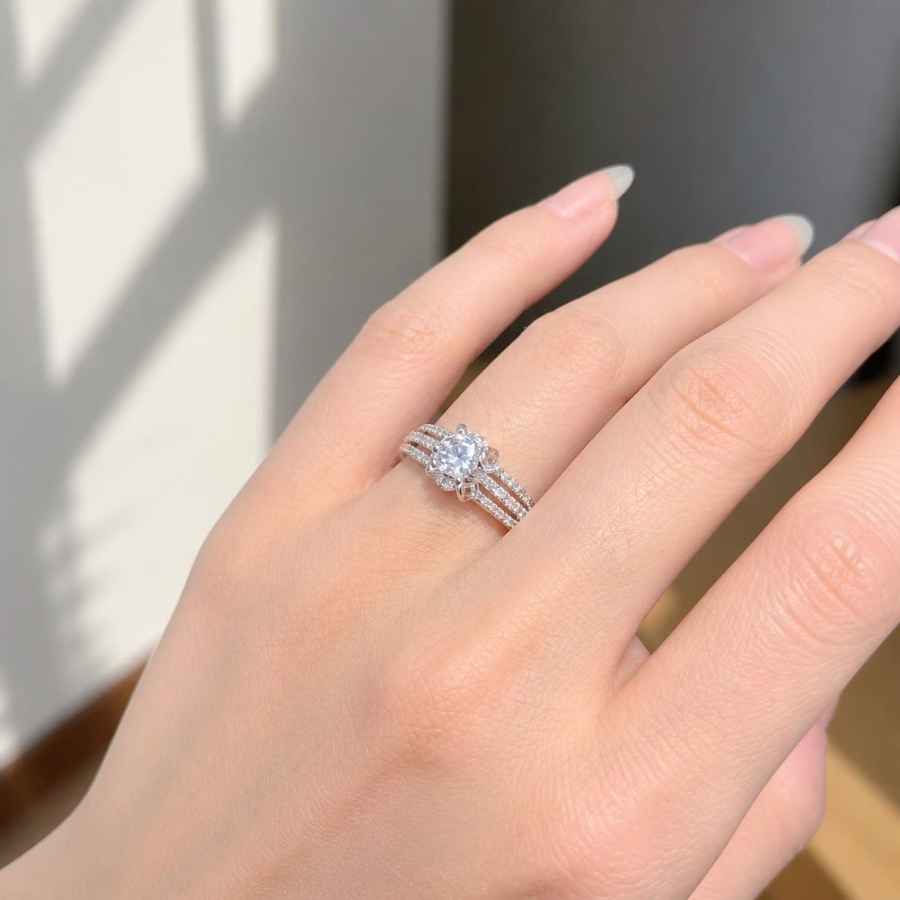 Khách hàng thực tế đeo nhẫn cầu hôn vàng trắng 10K NVCH005 với đá chủ tròn và thân nhiều nhánh