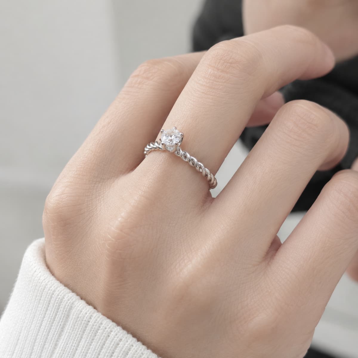 Khách hàng Đức Anh đeo nhẫn cầu hôn vàng trắng 10K NVCH006 Kor 67 với thân xoắn dạng dây bện chạy quanh toàn vòng