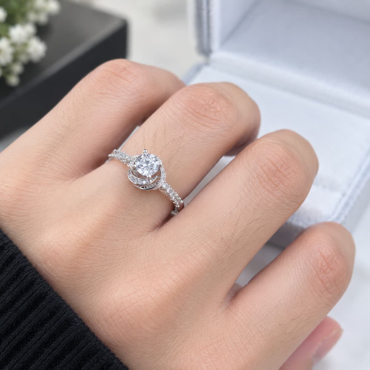 Khách hàng Hoàng Nam đeo nhẫn cầu hôn vàng trắng 10K NVCH006 Kor 61 với cụm thân xoắn nhiều lớp quanh đá chủ