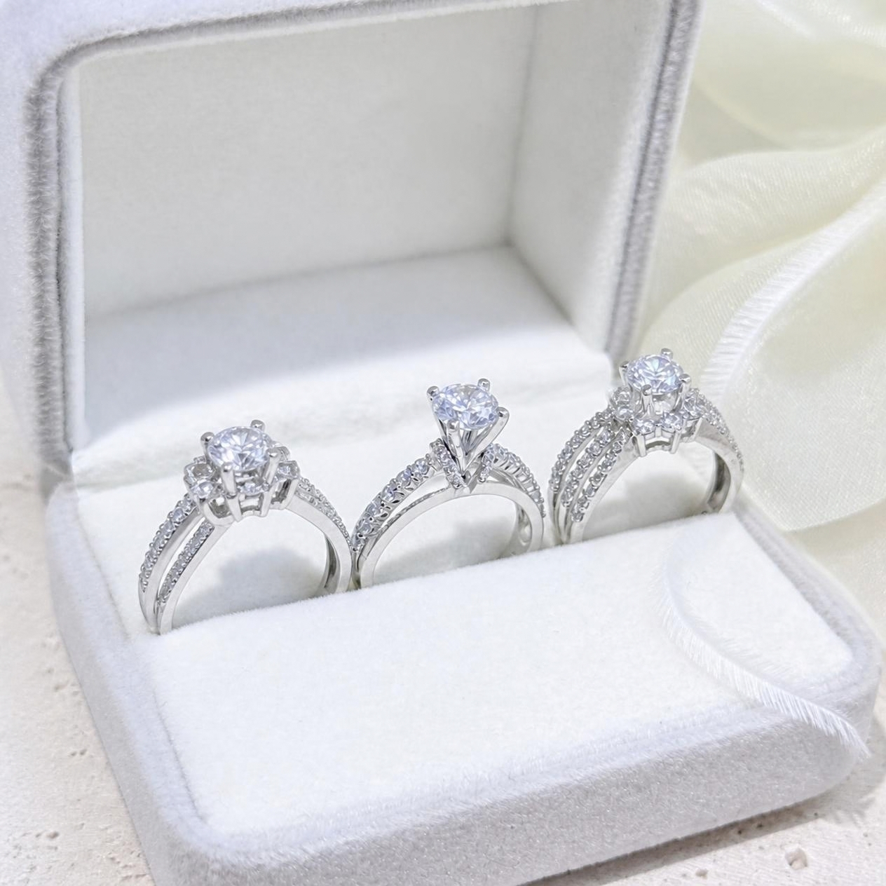 Khách hàng thực tế lựa chọn nhẫn cầu hôn NVCH005 giữa ba mẫu thân nhánh xòe, dạng khung và nhánh cong xếp lớp