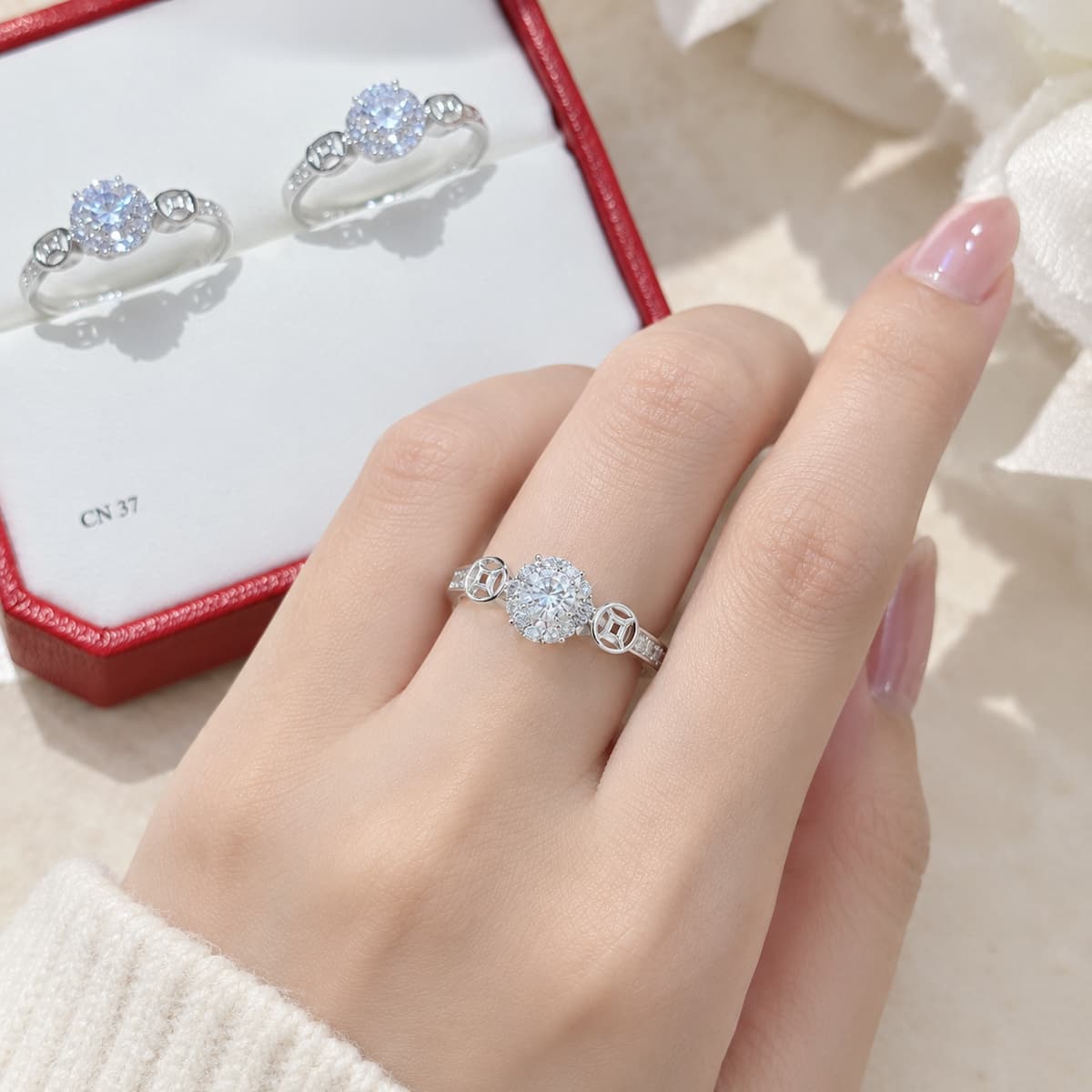 Khách hàng Minh Anh đeo nhẫn cầu hôn vàng trắng 10K NVCH007 Mẫu Kim Tiền Tròn với đá chủ và Halo CZ nổi bật