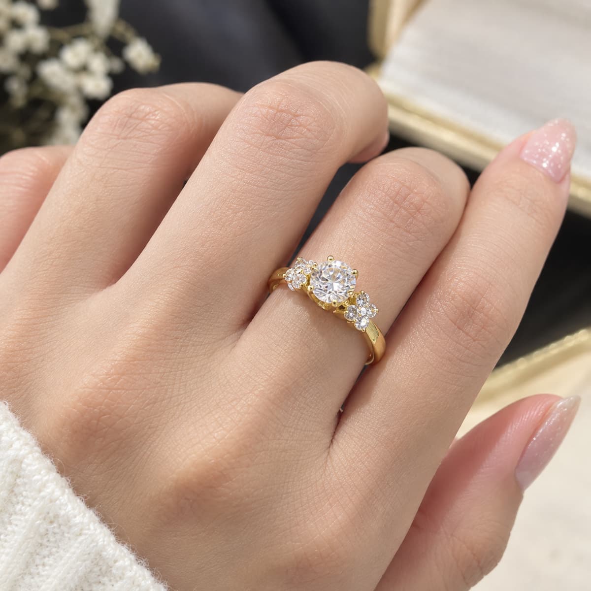 Khách hàng thực tế đeo nhẫn cầu hôn vàng 10K NVCH008 Mẫu 2 với cụm Side Stone hình cỏ 4 lá hai bên đá chủ
