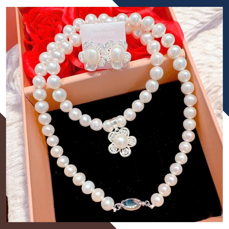 Luân phiên vòng cổ và bông tai ngọc trai theo trang phục