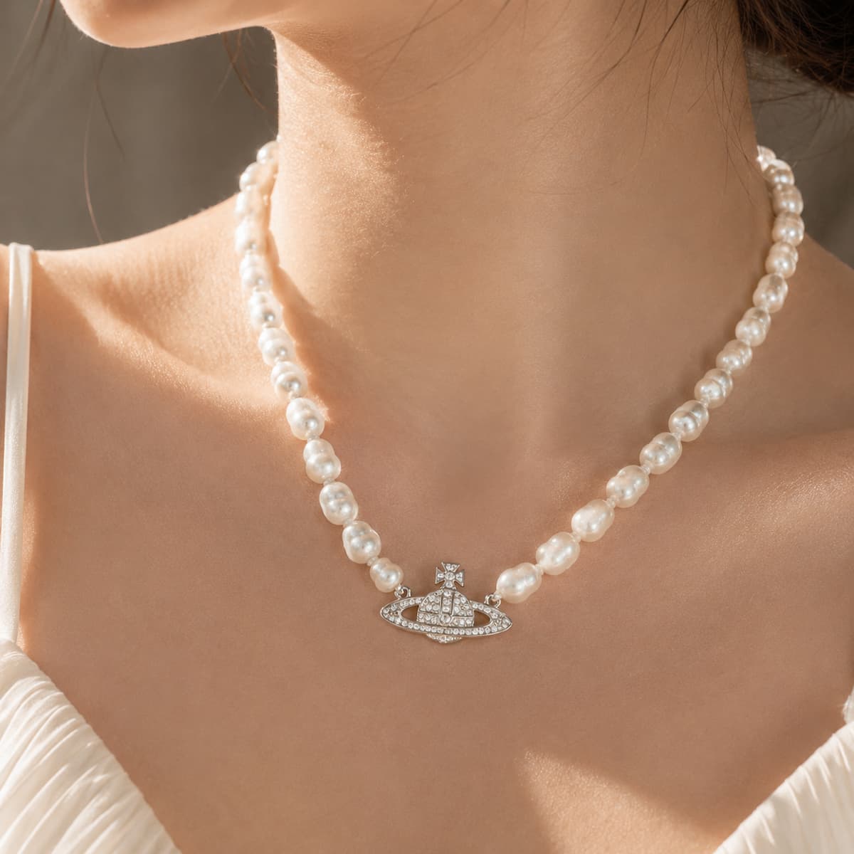 Mặt charm địa cầu ánh bạc trên vòng cổ ngọc trai VCNT192