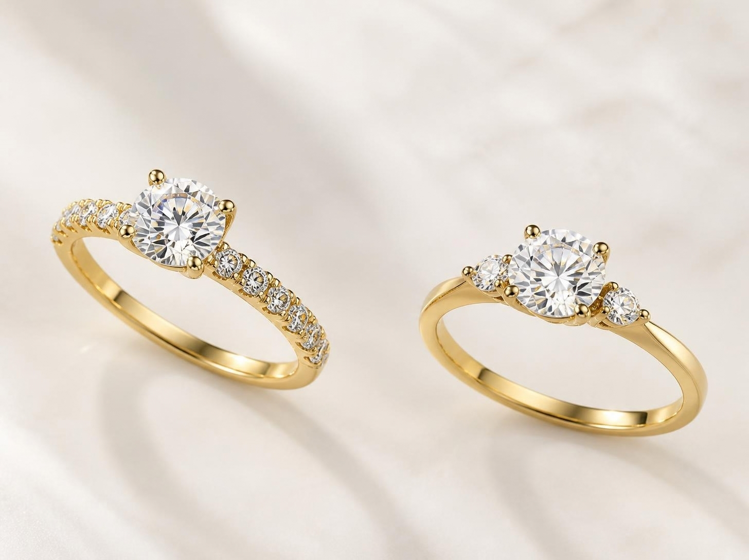 Nhẫn cầu hôn vàng đính đá Pavé và Side Stone
