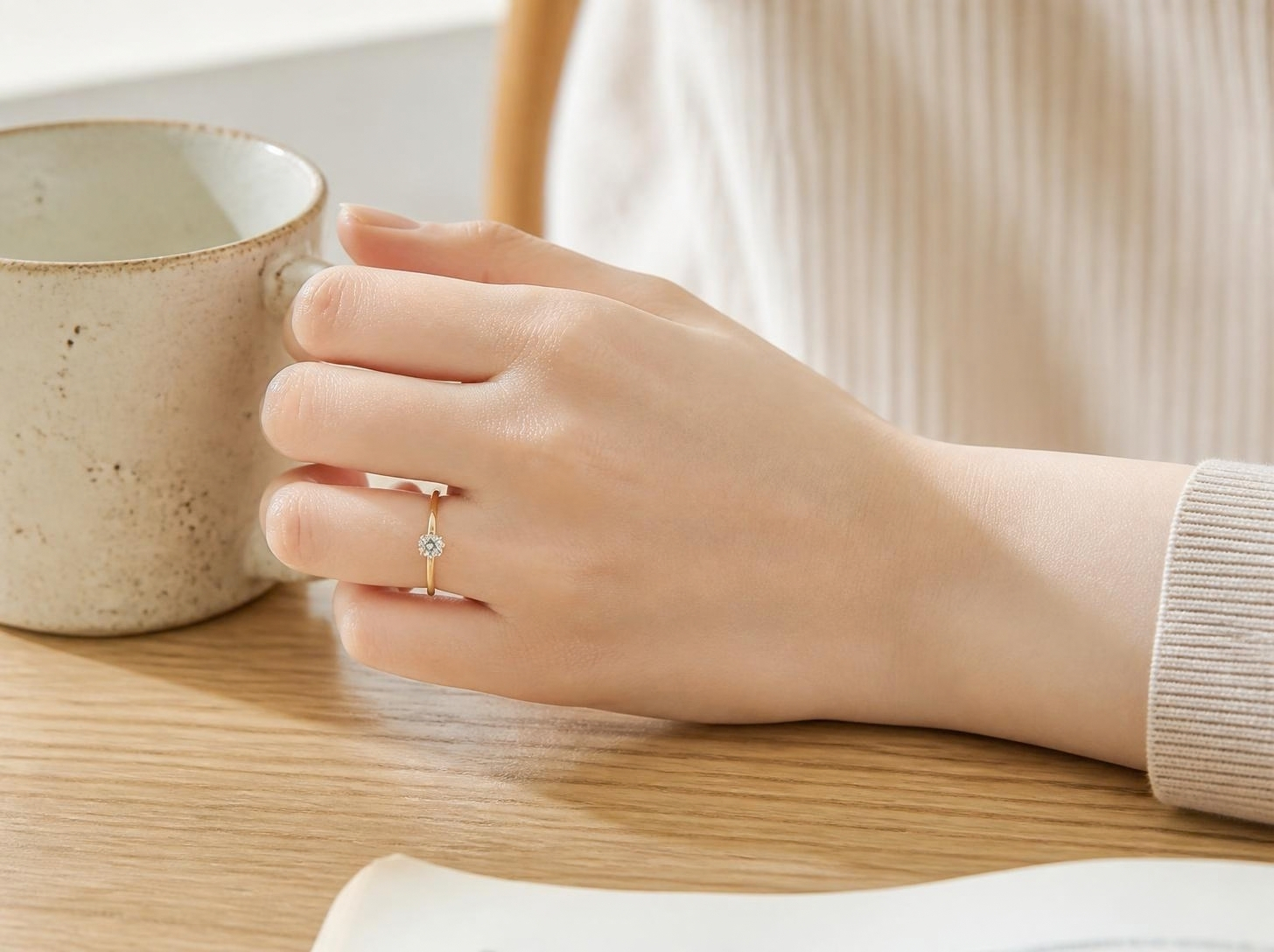 Nhẫn cầu hôn vàng 10K thiết kế gọn phù hợp đeo hằng ngày