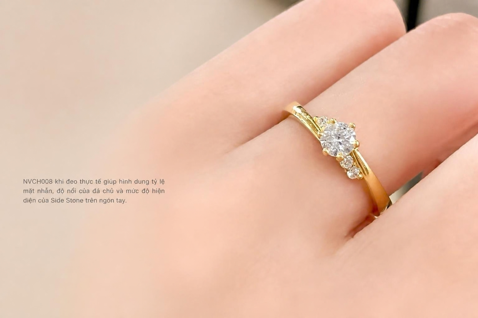 Nhẫn cầu hôn vàng 10K NVCH008 đeo thực tế trên ngón tay với đá chủ tròn và Side Stone hai vai