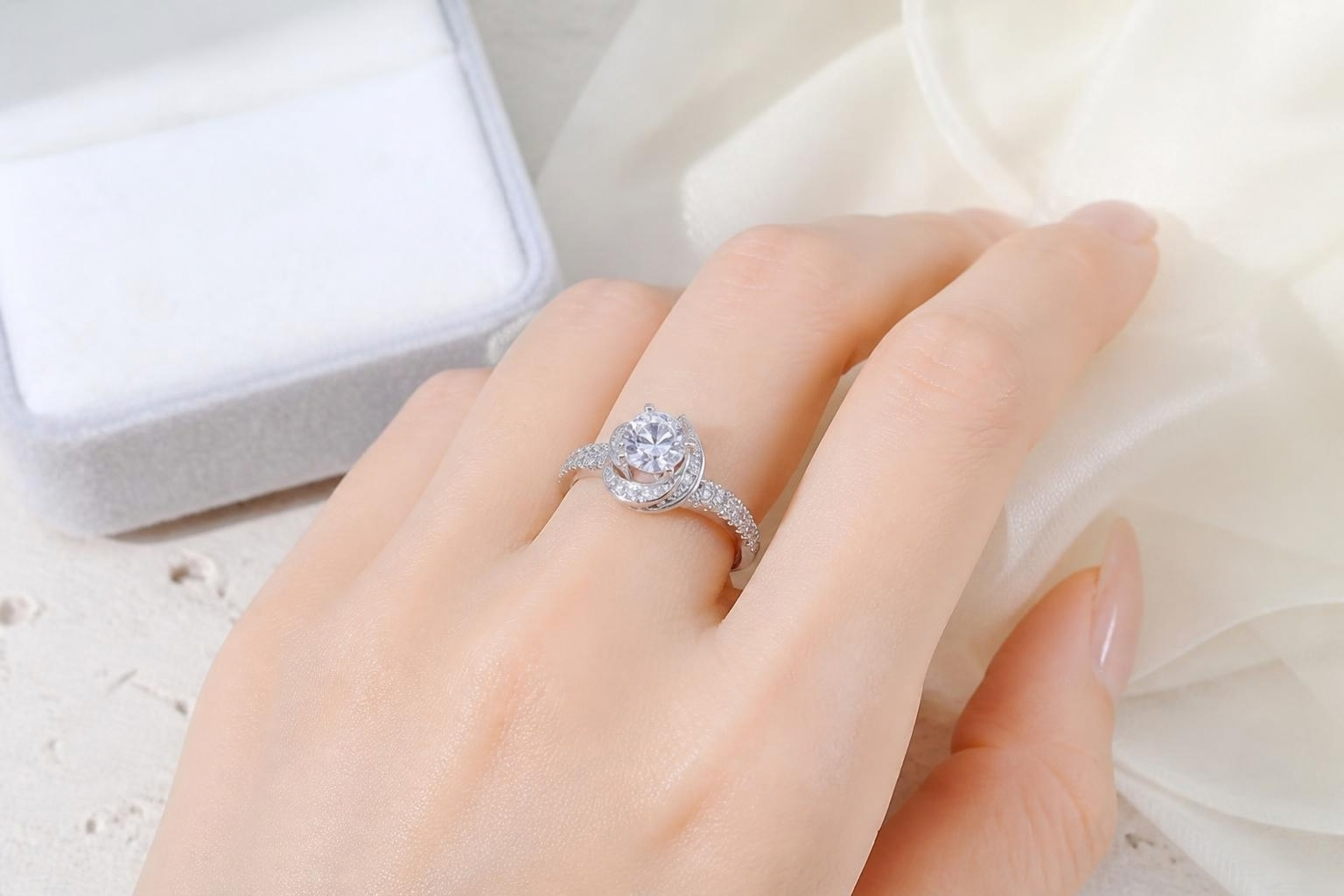 Nhẫn cầu hôn vàng trắng 10K NVCH006 đeo thực tế trên ngón tay với đá chủ tròn và hiệu ứng xoắn