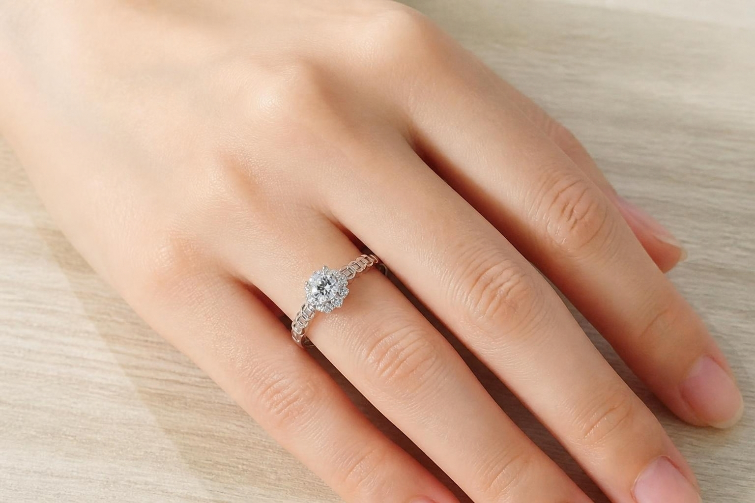 Nhẫn cầu hôn vàng trắng 10K NVCH007 đeo thực tế trên ngón tay với mặt Halo và hoa văn kim tiền
