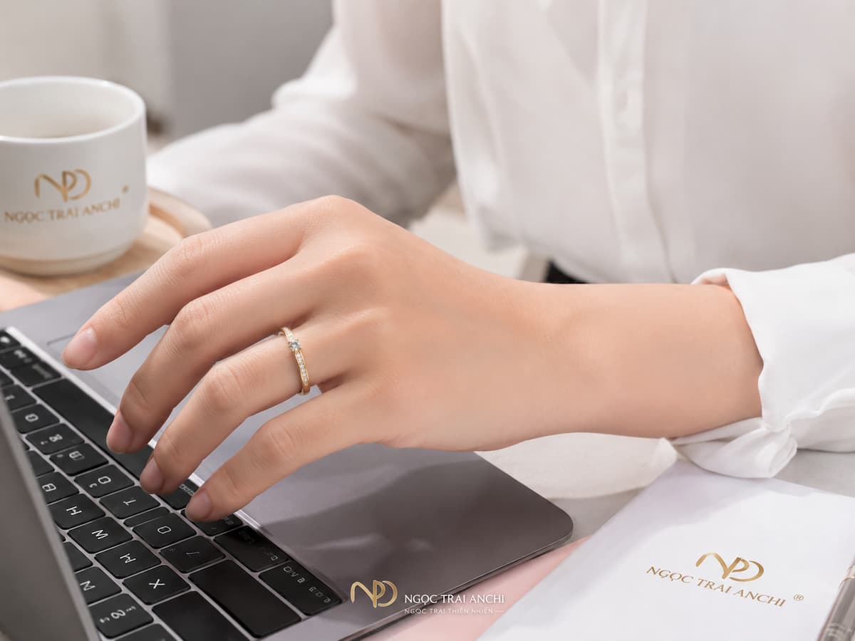 Nhẫn cưới vàng đính đá đeo trên tay trong sinh hoạt hằng ngày