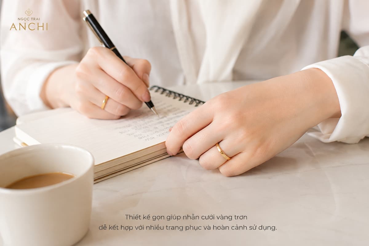 Nhẫn cưới vàng trơn đeo hằng ngày trên tay trong sinh hoạt thực tế