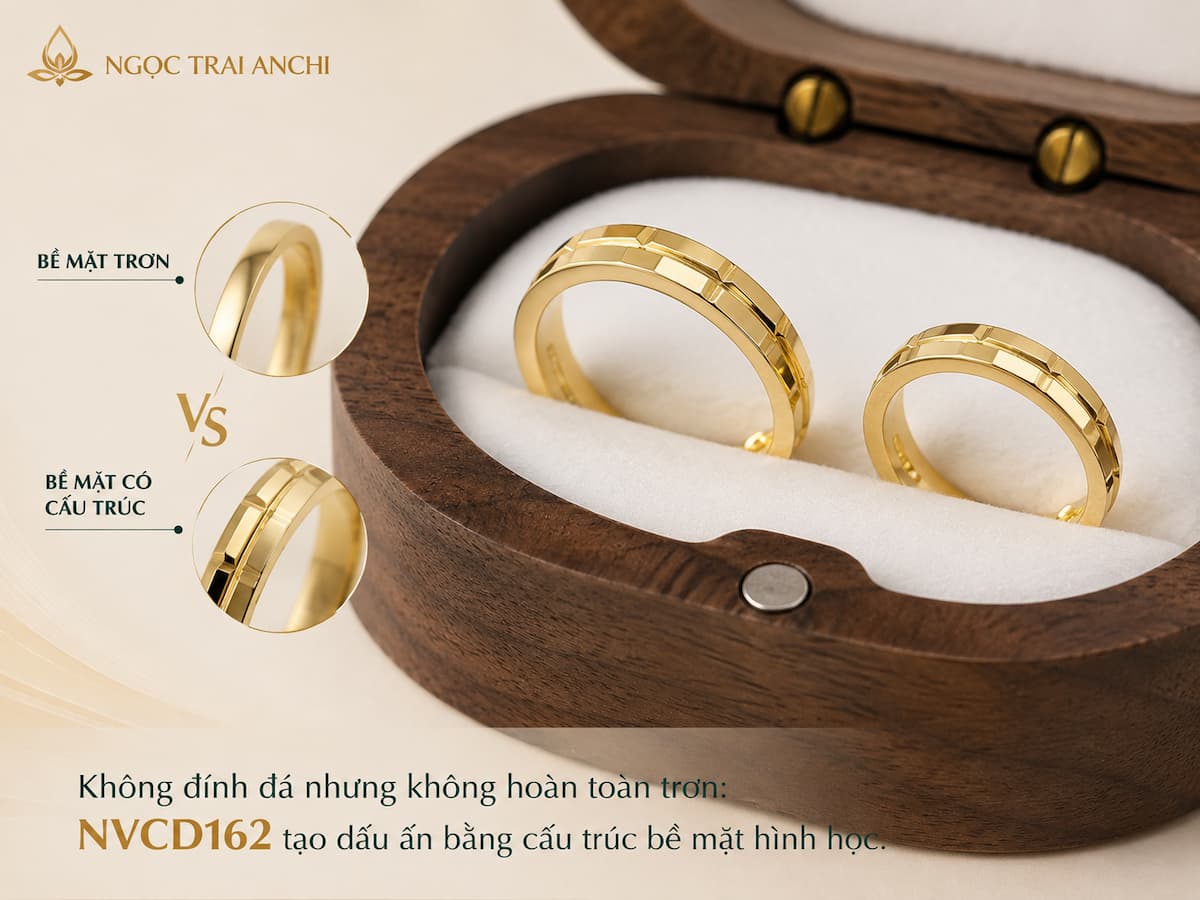 Cặp nhẫn cưới vàng tây 10K NVCD162 không hoàn toàn trơn, có đường cắt hình học trên thân vàng