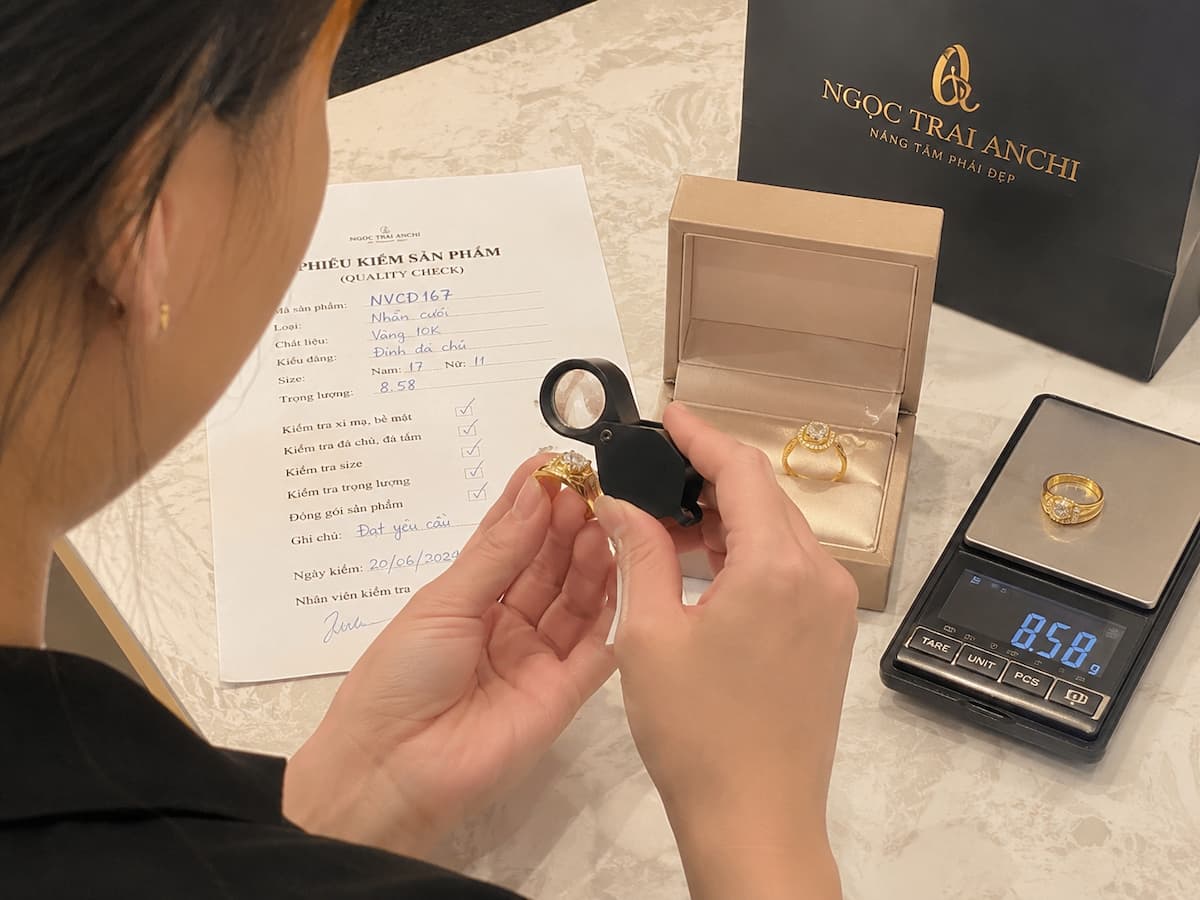 NVCD167 được kiểm tra và hoàn thiện trước khi đóng gói tại Ngọc Trai Anchi