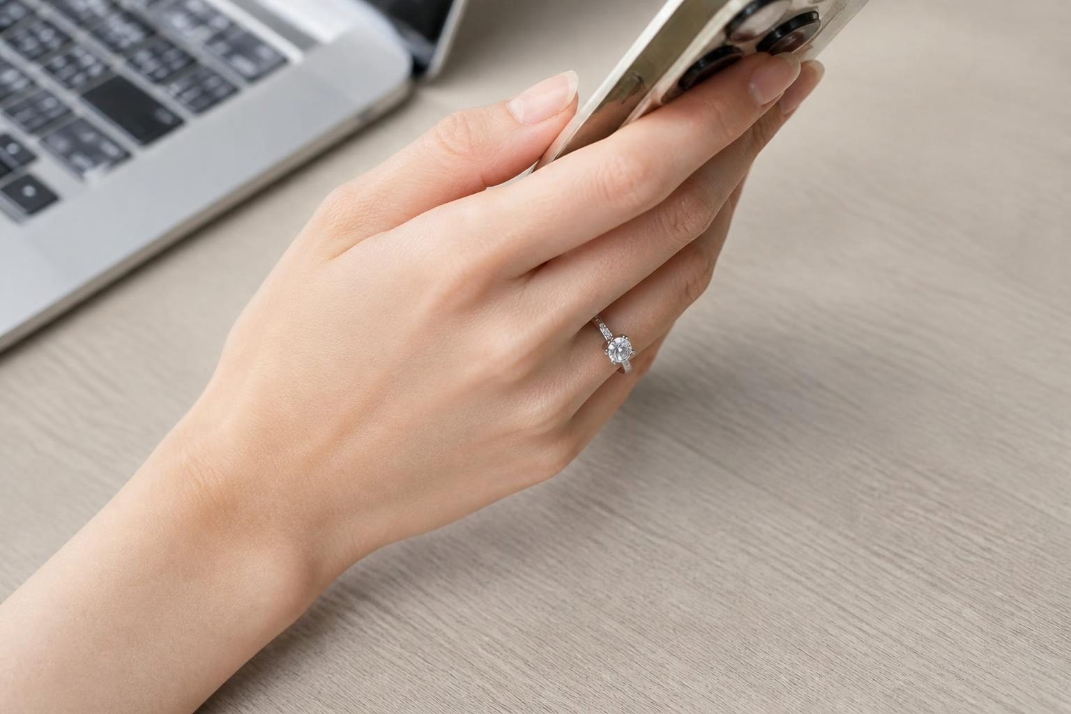Nhẫn cầu hôn vàng trắng 10K Solitaire NVCH001 được đeo trên tay trong bối cảnh sử dụng hằng ngày