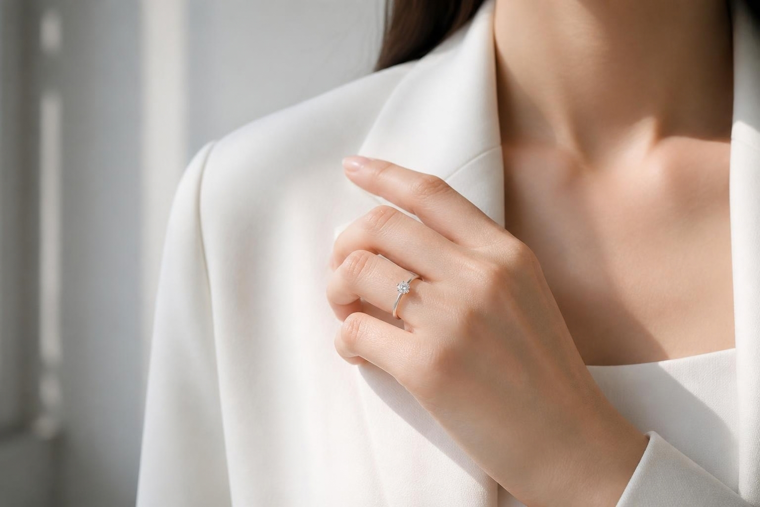 NVCH001 được đeo trong phong cách thanh lịch với thiết kế Solitaire vàng trắng 10K và đá chủ tròn