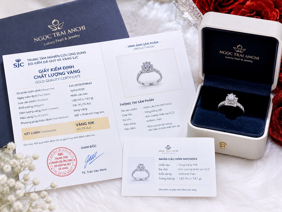 NVCH003 cùng giấy kiểm định tuổi vàng và thông tin sản phẩm nhẫn cầu hôn vàng trắng 10K