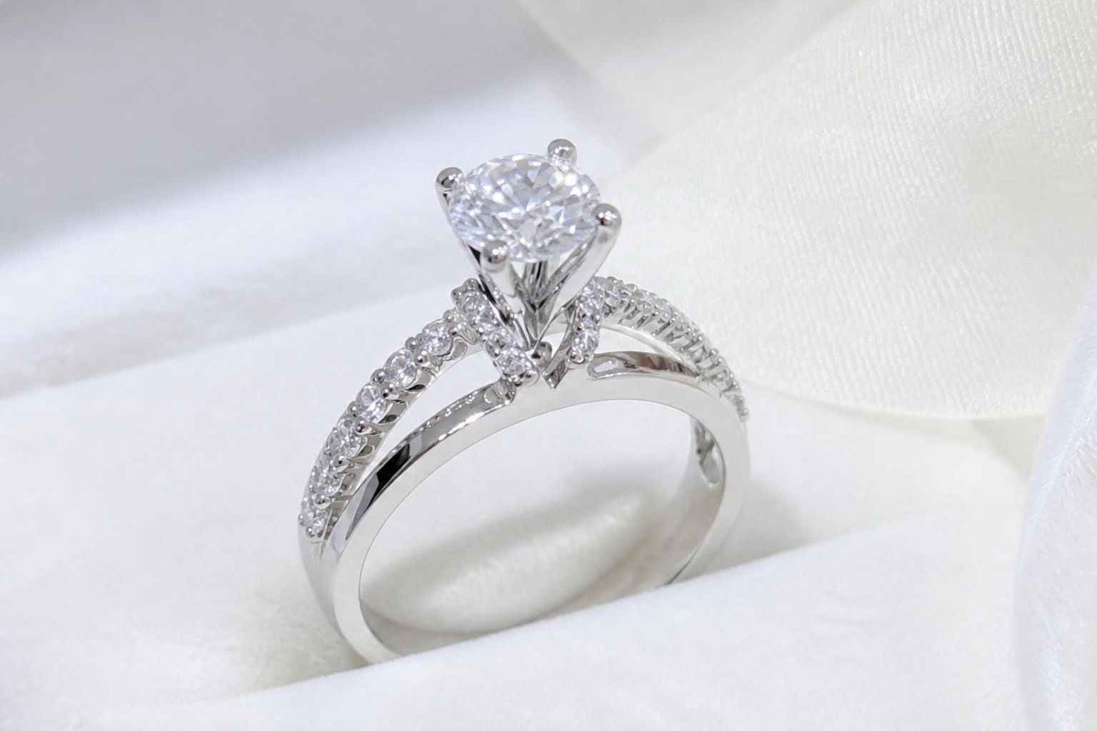 Nhẫn cầu hôn NVCH005 Mẫu 1 với thân nhiều nhánh xòe nhẹ từ cụm đá chủ tròn xuống hai vai