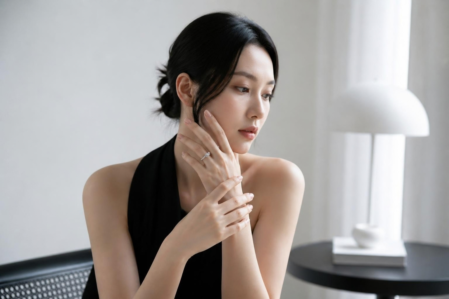 Nhẫn cầu hôn vàng trắng 10K NVCH006 được đeo trong phong cách hiện đại với hiệu ứng xoắn